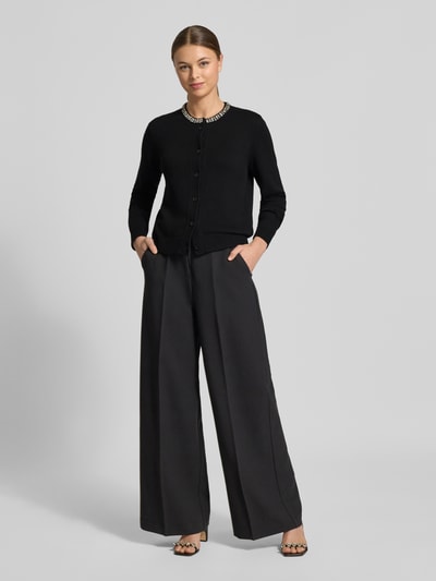 Vrouwenmodel draagt Regular fit cardigan met viscose-kasjmiermix Model 'Kosta' van JOOP!, zwart, met siersteentjes, tricotlook, knoopsluiting, elastische boorden, materiaalmix, ruglengte maat 36: 56 cm, mouwlengte maat 36: 66 cm, volledig lichaamsaanzicht van voren.