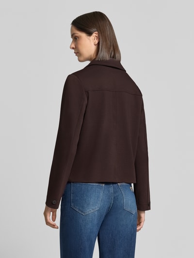 Frauenmodel trägt Regular Fit Jacke mit Viskose-Anteil Modell 'Nanni' von FREE/QUENT in Dunkelbraun, glatte Struktur, Ganzkörperansicht Rückansicht. Rückenlänge 57 cm, Brustweite 49 cm, Ärmellänge 63 cm.