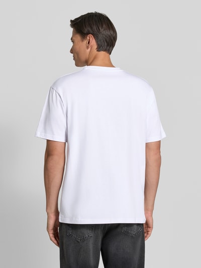 Männermodel trägt wit regular fit t-shirt van puur katoen Model 'Oliver' van Wood Wood, gestikt logo, ruglengte maat M 73 cm, Ganzkörperansicht Rückansicht.