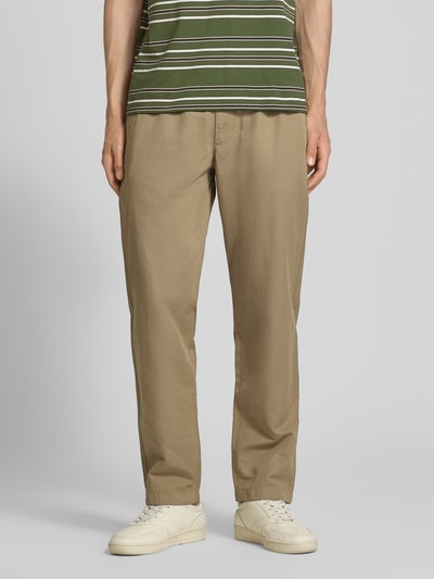 Mężczyznamodel nosi Relaxed Fit Chino aus Baumwolle-Leinen-Mix Modell 'FILIP RELAXED' od Marc O'Polo Denim, efekt: jednolity kolor, krój relaxed fit, naszywka z logo, szlufki na pasek, zapięcie na guzik i zamek błyskawiczny, ściągacz: elastyczny, mieszanka bawełny i lnu, całkowity widok z przodu.