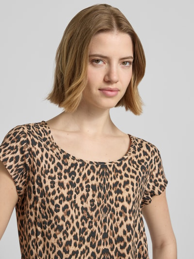 Frauenmodel trägt Regular Fit Blusenshirt aus reiner Viskose Modell 'NOVA' von Only, Optik: Allover-Animal-Muster, Rundhals, Kurzarm, abgerundeter Rumpfabschluss, Tropfen-Rückenausschnitt, Material: Viskose, Nahaufnahme Oberkörper.