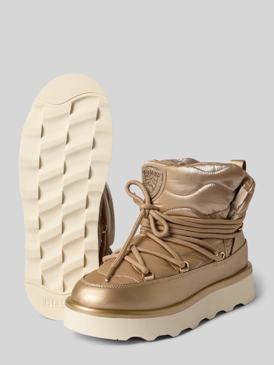 Produktfoto, Boots mit Label-Patch von Blauer USA in glänzendem Goldton, strukturierte Plateausohle, runde Form, Strasssteinbesatz