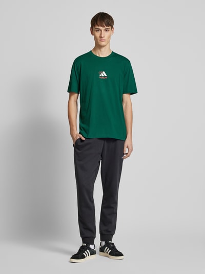 ADIDAS SPORTSWEAR T-Shirt mit Label-Print Dunkelgruen 1