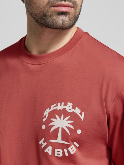 Męski model nosi Regular Fit T-Shirt aus reiner Baumwolle Modell 'KARAN' von Strellson, efekt: jednolity kolor, krój regular fit, aplikacja: napis, okrągły dekolt, krótki rękaw, materiał: bawełna, zbliżenie na górną część torsu