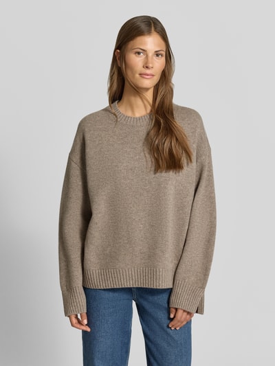 Frauenmodel trägt Regular Fit Pullover aus Woll-Mix mit Kaschmir-Anteil von MYON, beige, Strick-Optik, Rundhalsausschnitt, Ganzkörperansicht von vorne.
