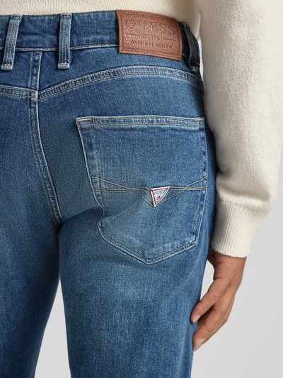 Männermodel draagt Slim Fit Jeans im Used-Look Modell 'ANGELS' van Guess, puur katoen, steekzakken, detailaufnahme achterkant.