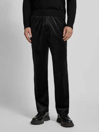 Męski model nosi Sweatpants mit elastischem Bund od Antony Morato, czarny kolor, luźny krój, elastyczny pas, widok z przodu, całe ciało.