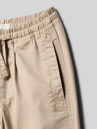Produktfoto, Chino mit elastischem Bund und Eingrifftaschen von Abercrombie&Fitch, mieszanka bawełny z dodatkiem streczu, krój baggy, elastyczny pas z trokiem, wpuszczane kieszenie, szerokość w rozmiarze 134: 32 cm, długość wewnętrzna nogawki w rozmiarze 134: 60 cm