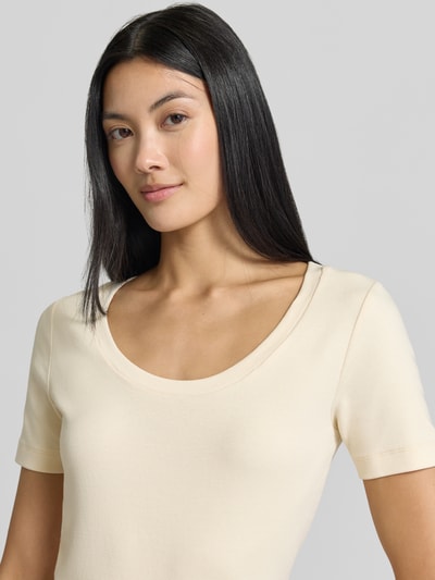 Frauenmodel trägt Regular Fit T-Shirt aus Baumwoll-Mix Modell 'WKDMULTIJ' von Weekend Max Mara in Creme, glatte Textur, Damen T-Shirt, Nahaufnahme Oberkörper.