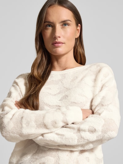 Kobiece modelka nosi Sweter z dzianiny z okrągłym dekoltem od Luisa Cerano, mieszanka materiałów z domieszką wełny z alpaki, wzór na całej powierzchni, krój regular fit, długość tyłu 50 cm, długość rękawów 55 cm, kremowe odcienie, tekstura puszysta, nahaufnahme oberkörper.