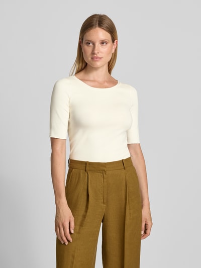 Frauenmodel trägt T-Shirt mit Rundhalsausschnitt und 1/2-Arm von Marc Cain in Creme, glatte Textur, Regular Fit, Nahaufnahme Oberkörper.