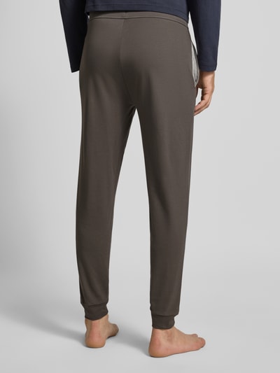 Christian Berg Men Lounge-Hose mit elastischem Bund und Eingrifftaschen Oliv 5