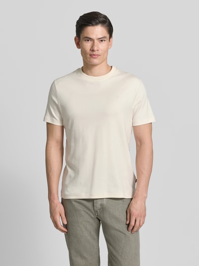 Männermodel trägt T-Shirt mit Logo-Stitching Modell 'Priamo' von JOOP! Collection in Beige, Reine Baumwolle, Gerader-Schnitt, Rundhalsausschnitt, Ganzkörperansicht von vorne.