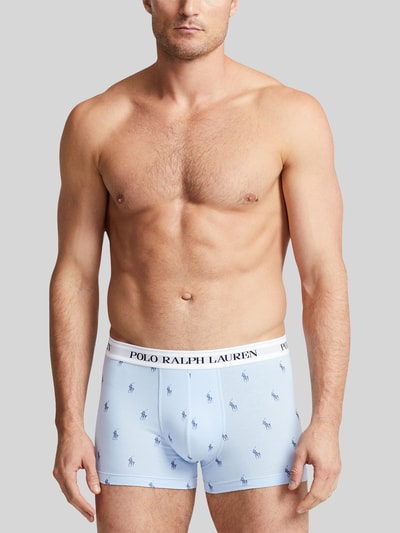 Männermodel trägt Skinny Fit Boxershorts aus Baumwoll-Mix im 3er-Pack von Polo Ralph Lauren Underwear, Optik: Unifarben, Label-Schriftzug, Bundabschluss: Elastisch, Passform: Skinny-Fit, Materialverarbeitung: Stretch, Ganzkörperansicht von vorne.