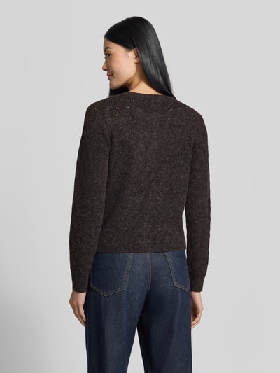 Vrouwenmodel draagt donkerbruine gebreid jack met fijne textuur, Regular Fit Strickjacke mit einreihiger knoopsluiting model 'DOFFY' van VERO MODA, Dames, volledige lichaamsaanzicht achterkant.
