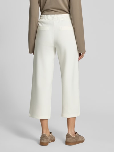 Frauenmodel trägt Culotte mit elastischem Bund von Christian Berg Woman, aus Material-Mix mit Modal-Anteil, Wide-Leg, Längsnähte, Ganzkörperansicht Rückansicht.