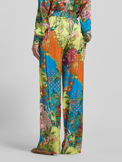 Frauenmodel trägt Wide Fit Stoffhose aus reiner Viskose mit elastischem Bund von Liu Jo White, floraler Allover-Print, Ganzkörperansicht Rückansicht.