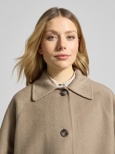 Frauenmodel trägt Relaxed Fit Jacke aus Woll-Mix mit Umlegekragen von Fuchs Schmitt in Beige, Knopfleiste, 3/4-Arm, Nahaufnahme Oberkörper. Rückenlänge 73 cm, Schulterbreite 42 cm, Brustweite 56 cm, Ärmellänge 40 cm, aufgesetzte Taschen, weiche Textur.