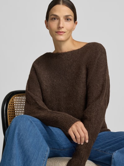 Frauenmodel trägt Regular Fit Pullover in Strick-Optik Modell 'Thora' von MOS MOSH, braun, U-Boot-Ausschnitt, Nahaufnahme Oberkörper.