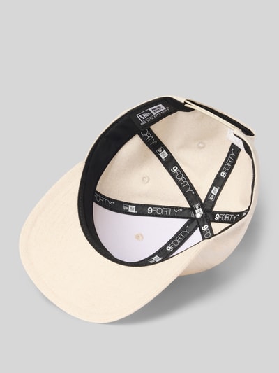 Produktfoto, Baseballcap mit Leinen-Anteil Modell '9FORTY® MC' von New Era, naturfarbener Material-Mix, verstärkter Schirm, Statement-Applikation, verstellbarer Riegel, Innenansicht.