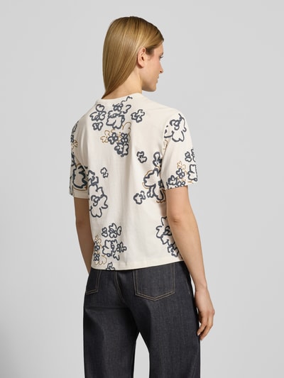 Modelka nosi T-Shirt im Allover-Look mit Rundhalsausschnitt von JAKE*S STUDIO WOMAN, bawełna, krój relaxed fit, kremowy z nadrukami, widok całej sylwetki z tyłu