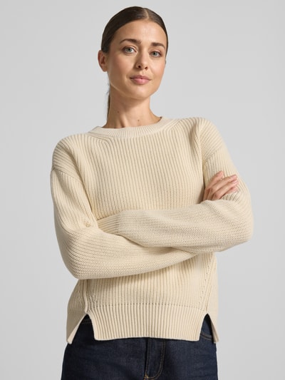 Frauenmodel trägt Slim Fit Pullover aus reiner Baumwolle von Jake*s Casual in Beige mit feiner Rippenstruktur, Nahaufnahme Oberkörper.