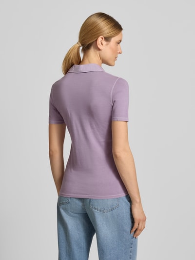 Modelka kobieca nosi Regular Fit Poloshirt aus reiner Baumwolle von Marc O'Polo, efekt: jednolity kolor, bawełna, dżersej, krótki rękaw, kołnierzyk polo, nadruk z logo, kieszeń na piersi, widok całej sylwetki z tyłu.