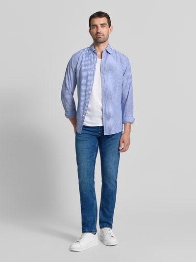 Männermodel trägt Comfort Fit Jeans mit Eingrifftaschen von Christian Berg Men, Blau, Baumwoll-Mix mit Stretch, Ganzkörperansicht von vorne.
