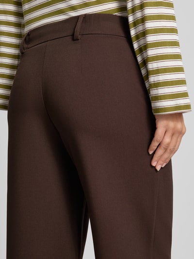 Frauenmodel trägt Wide Leg Anzughose mit Viskose-Anteil Modell 'LINDA' von ONLY in Dunkelbraun, glatte Struktur, Nahaufnahme Rückansicht, Damen Anzughose von ONLY.