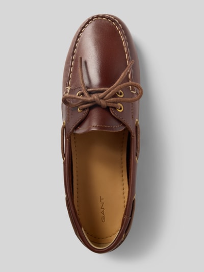 Produktfoto, Loafer aus echtem Leder Modell 'Seabaya' von Gant, braun, abgerundete Form, Ziernähte, Lochmuster, glatte Sohle, Schnürverschluss, Absatzhöhe 1 cm, Schafthöhe 7 cm, Schaftweite 13 cm.