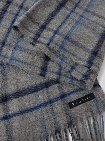 Produktfoto, Schal mit Fransen und Label-Detail von bugatti, grau-blau kariert, weiche Textur, rechteckige Form, Allover-Look, Breite 30 cm.