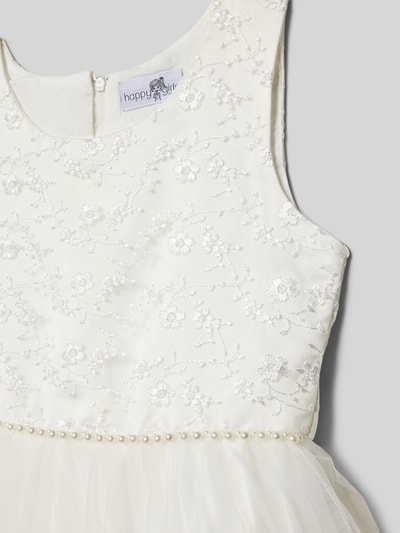 Mädchen trägt Kleid mit Stitchings und Perlen von Happy Girls, Tüll, A-Linie, Rundhalsausschnitt, Rückenreißverschluss, Nahaufnahme Oberkörper.