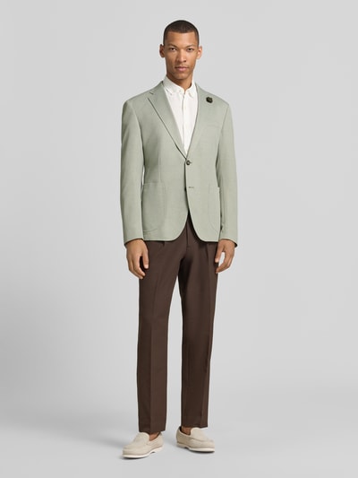 Männermodel trägt Sakko mit floraler Applikation Modell 'Hoverest' von JOOP! Collection im Viskose-Mix, Regular-Fit, Ganzkörperansicht von vorne.