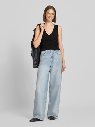 Frauenmodel trägt Slim Fit Trägertop mit Raffungen und V-Ausschnitt Modell 'MY' von Topshop, schwarz, zu weiter Jeans, Ganzkörperansicht von vorne. Baumwoll-Elasthan-Mix, cropped, Rückenlänge ca. 43 cm.