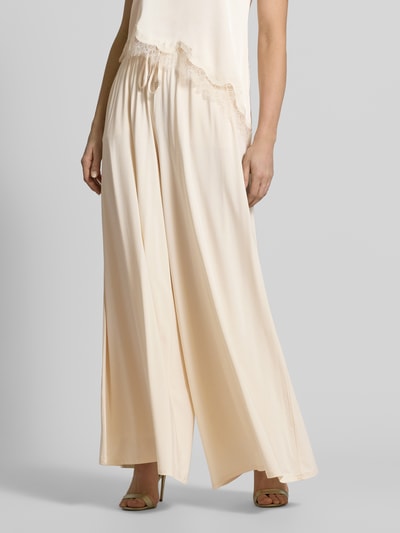 Vrouwenmodel draagt Loose Fit wijdte broek uit viscosemix model 'FULMINE' van MAX&Co., effen kleuren, jersey, zij-steekzakken, tunnelkoord, elastische boord, detailopname bovenlichaam