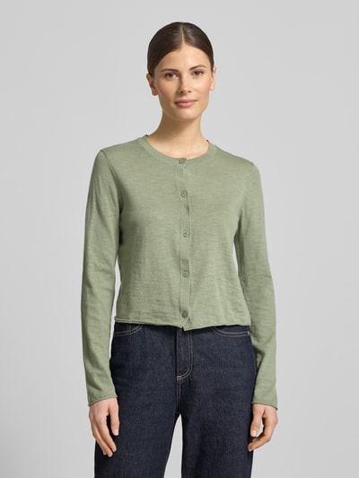 Frauenmodel trägt Regular Fit Cardigan aus Baumwolle-Leinen-Mix von Marc O'Polo in Hellgrün, unifarben, Feinstrick, Nahaufnahme Oberkörper.