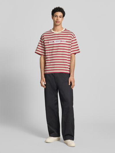 Męski t-shirt Relaxed Fit T-Shirt mit Logo-Stitching Modell 'Heritage' von KARL KANI, bawełna, krój relaxed fit, okrągły dekolt, długość tyłu w rozmiarze M: 64 cm, widok całej sylwetki z przodu.