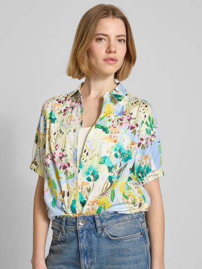 Frauenmodel trägt Regular Fit Bluse im Allover-Look von Milano Italy aus reiner Baumwolle, Knopfleiste, bunte Muster, Nahaufnahme Oberkörper.