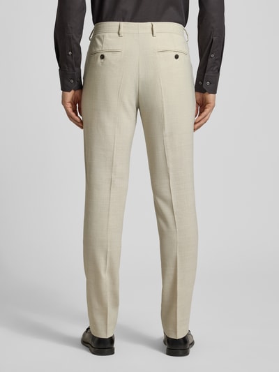 Męski model nosi Slim Fit Anzughose mit Woll-Anteil Modell 'SLIM-OASIS' von SELECTED HOMME, z efektem melanżu, kanty, szlufki na pasek, zapięcie na guzik i ukryty zamek błyskawiczny, wpuszczane kieszenie i kieszenie z tyłu, wykończenie materiału: splot twill, kolor jasnobeżowy; całkowity widok z tyłu.