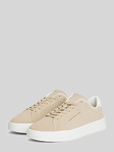 Produktfoto, Sneaker mit Logo Detail aus echtem Leder von Tommy Hilfiger in Lederoptik, abgerundete Schuhspitze, flache Absatzform, Logo-Applikation, Schnürung, Beige und Weiß, glatte Oberfläche