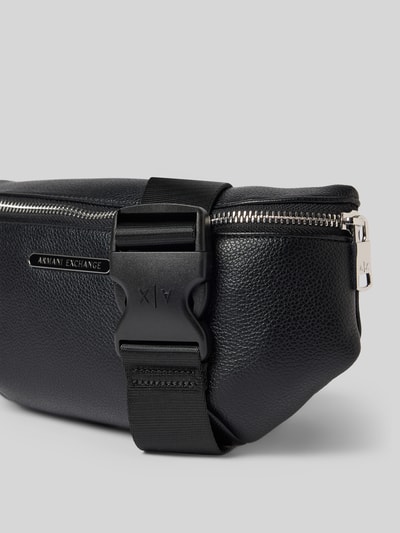 Produktfoto, Belt Bag in Leder-Optik mit Logo-Detail von ARMANI EXCHANGE in Schwarz, Hauptfach mit Reißverschluss, Trageriemen mit Verschlussschnalle, Maße 27x14x6 cm, Länge Schulterriemen 82 cm, strukturierte Oberfläche, silberfarbene Details.