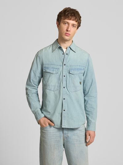 Männermodel trägt Regular Fit Freizeithemd mit Brusttaschen Modell 'dakota' von G-Star Raw in Hellblau, Knopfleiste, Baumwoll-Mix, Ganzkörperansicht von vorne. Rückenlänge 78 cm, Schulterbreite 48 cm, Ärmellänge 66 cm.