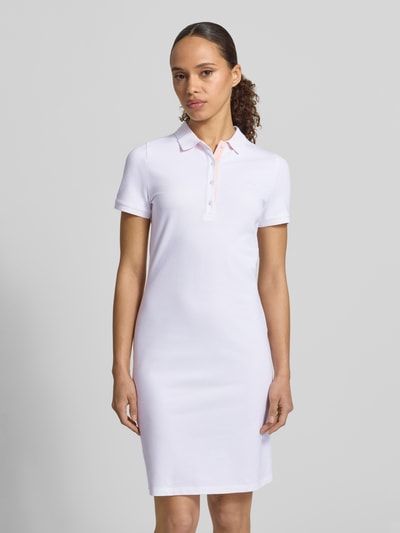 Frauenmodel trägt Knielanges Polokleid mit Label-Stitching von Gant in Weiß, Baumwoll-Elasthan-Mix, gerader Schnitt, Ganzkörperansicht von vorne.
