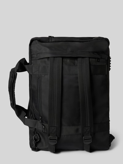 Produktfoto, Tasche mit Logo-Detail von AY STUDIOS in Schwarz, sichtbare Netz-Taschen, Reißverschluss, verstellbarer Schulterriemen, glattes Material, rechteckige Form, Produktdetails gemäß Kontext