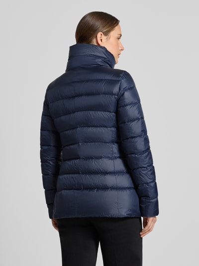 Männermodel trägt Steppjacke mit Eingrifftaschen von Peuterey, dunkelblau, krój slim fit, stójka, pikowanie, Plisa, Długość tyłu w rozmiarze 36: 72 cm, Szerokość ramion w rozmiarze 36: 42 cm, Szerokość w rozmiarze 36: 44 cm, Długość rękawów w rozmiarze 36: 61 cm, Ganzkörperansicht Rückansicht