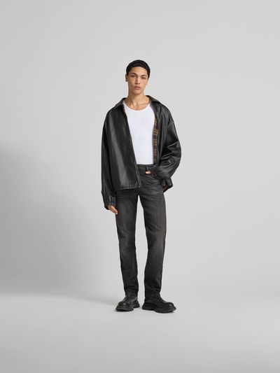 Männermodel trägt Jeans mit 5-Pocket-Design von Diesel in Baumwoll-Elasthan-Mix, Gerader-Schnitt, Label-Detail, Ganzkörperansicht von vorne.