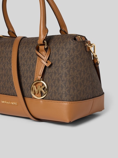 Produktfoto, Handtasche mit Logo-Muster Modell 'ANDIE MD' von MICHAEL Michael Kors, hoofdvak met ritssluiting, labelapplicatie, draagband, schouderband, breedte 30 cm, lengte 20 cm, diepte 16 cm, schouderbandlengte 118 cm, bruin met logomotief, gladde structuur