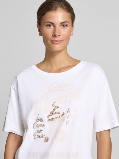 Vrouwenmodel draagt Regular fit t-shirt met siersteentjes Model 'Ice Cream' van monari, puur katoen, ronde hals, ruglengte bij maat 36: 57 cm, nahaufnahme bovenlichaam.