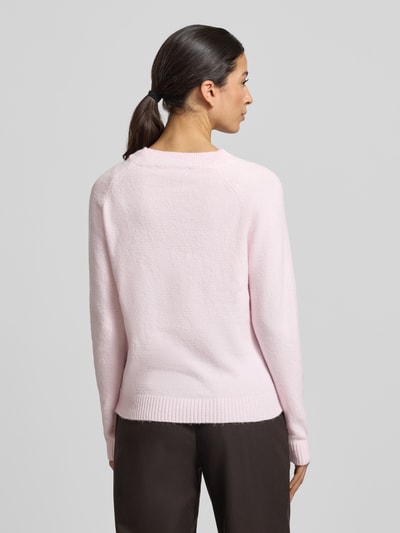 Vrouwenmodel draagt Regular Fit gebreide pullover met crew neck model 'DOFFY' van Vero Moda, effen look, lange mouw, geribde rompzoom, knitwear, applicatie met labelstitching, achteraanzicht van volledige lichaamslengte.