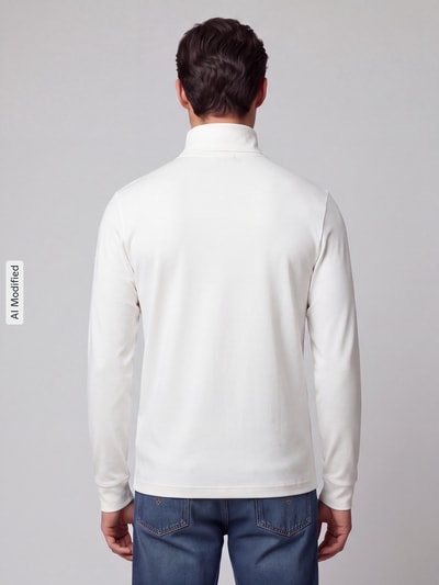 Männermodel draagt Regular Fit Rollkragenpullover aus reiner Baumwolle van Polo Ralph Lauren in effen wit, rechte snit, Heren coltrui, Ganzkörperansicht Rückansicht, KI-modifiziertes Bild.